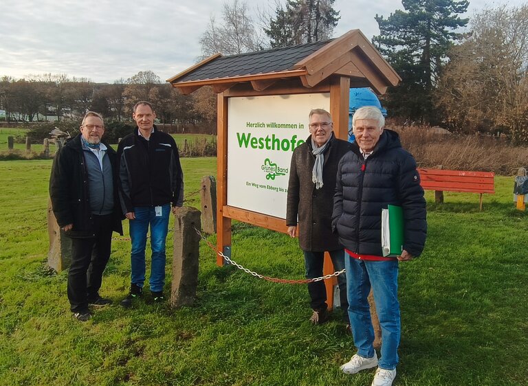 Thomas Cichon, Martin Gerst und Manfred Althaus von der Stadtteilgruppe Westhofen mit WWW-Geschäftsführer  Bernd Heinz (2. v. l.) vor dem neuen Willkommensschild in Schwerte-Westhofen.